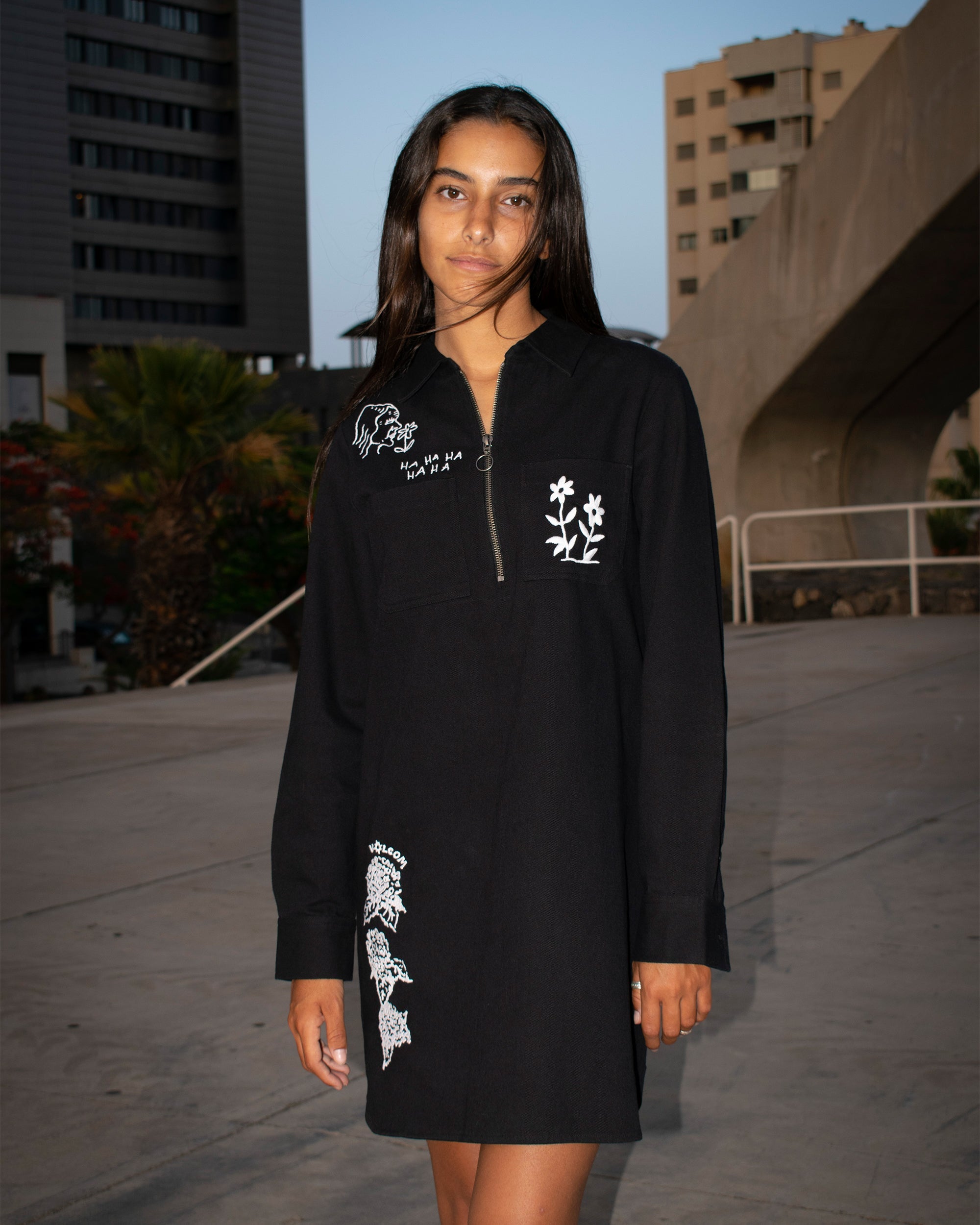 Robe fluide et légère avec motifs floral - Bleu marine - 12.00 Robe fluide et légère avec motifs floral - Bleu marine - 12.00